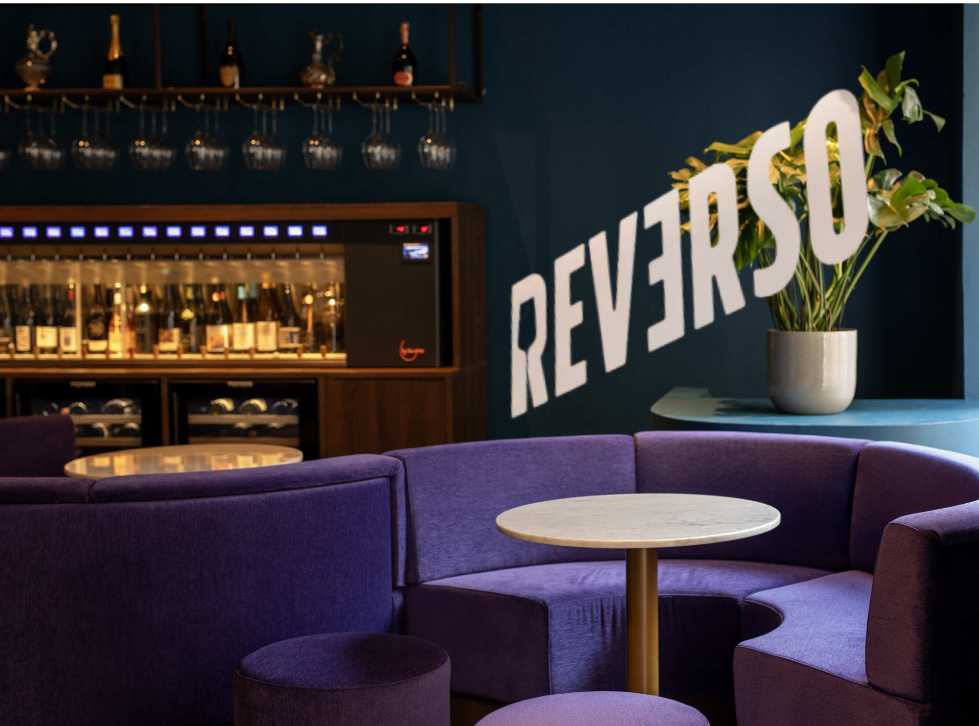 Urbanfile Go Drink  | Reverso: il wine bar che cambia il modo di bere vino con 100 etichette al calice e un sommelier digitale